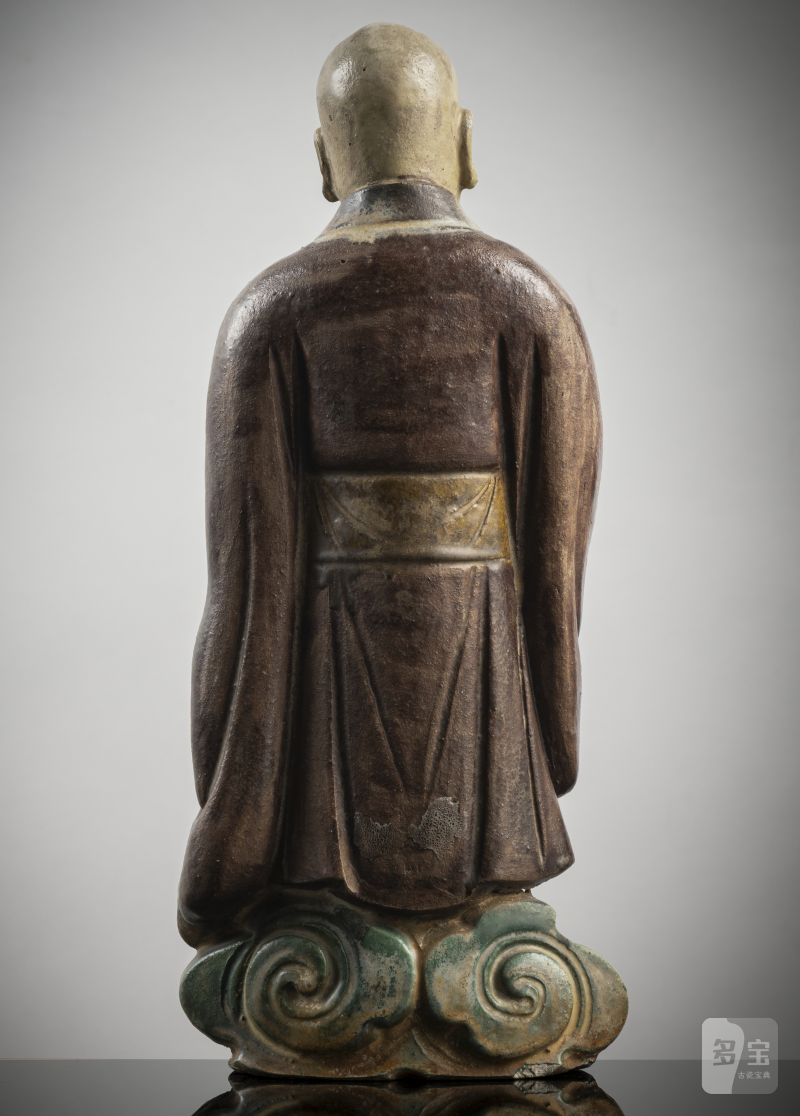 A ceramic figure of a standing monk - 图2
